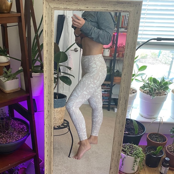 -sold- Like NEW Lululemon Wonder Under leggings - Picture 2 of 10